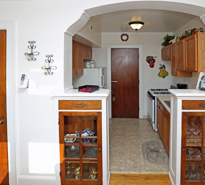 304 dining into kitchen